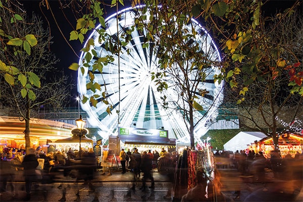 Hustle & bustle in front of a big wheel at the Lincoln Christmas Market