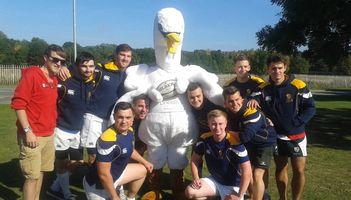 The Students' Union rugby team posing with mascot Swanny
